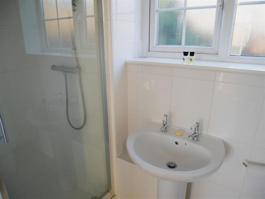 Отель The White Hart Whitchurch  Экстерьер фото