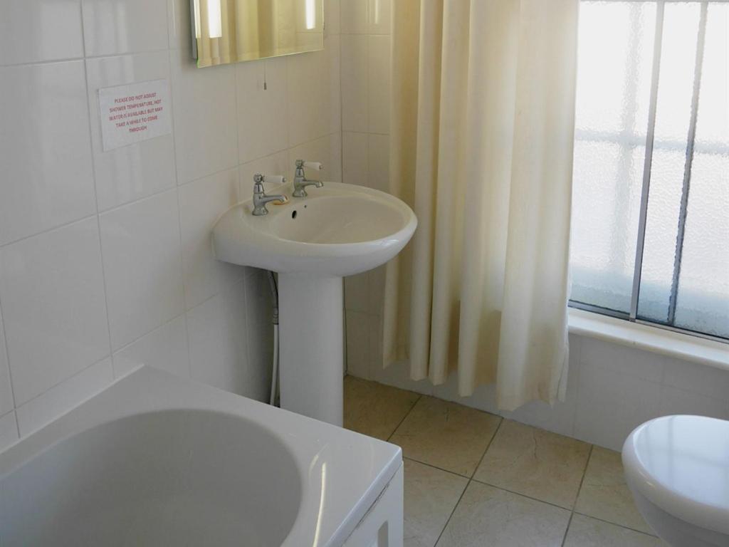 Отель The White Hart Whitchurch  Экстерьер фото