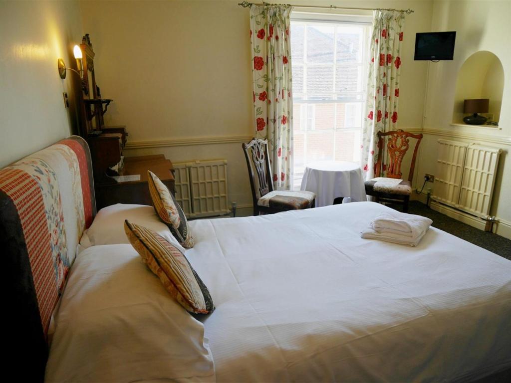 Отель The White Hart Whitchurch  Экстерьер фото