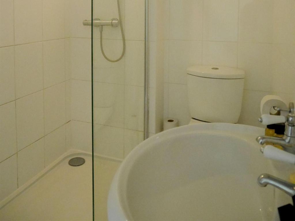 Отель The White Hart Whitchurch  Экстерьер фото