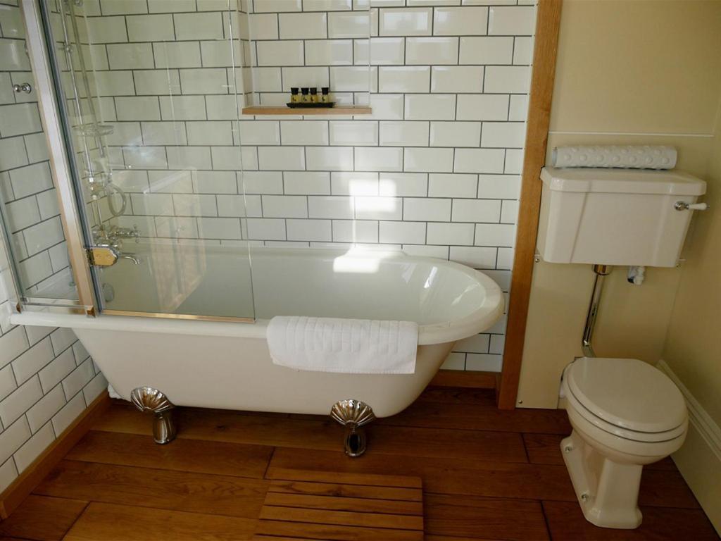 Отель The White Hart Whitchurch  Экстерьер фото