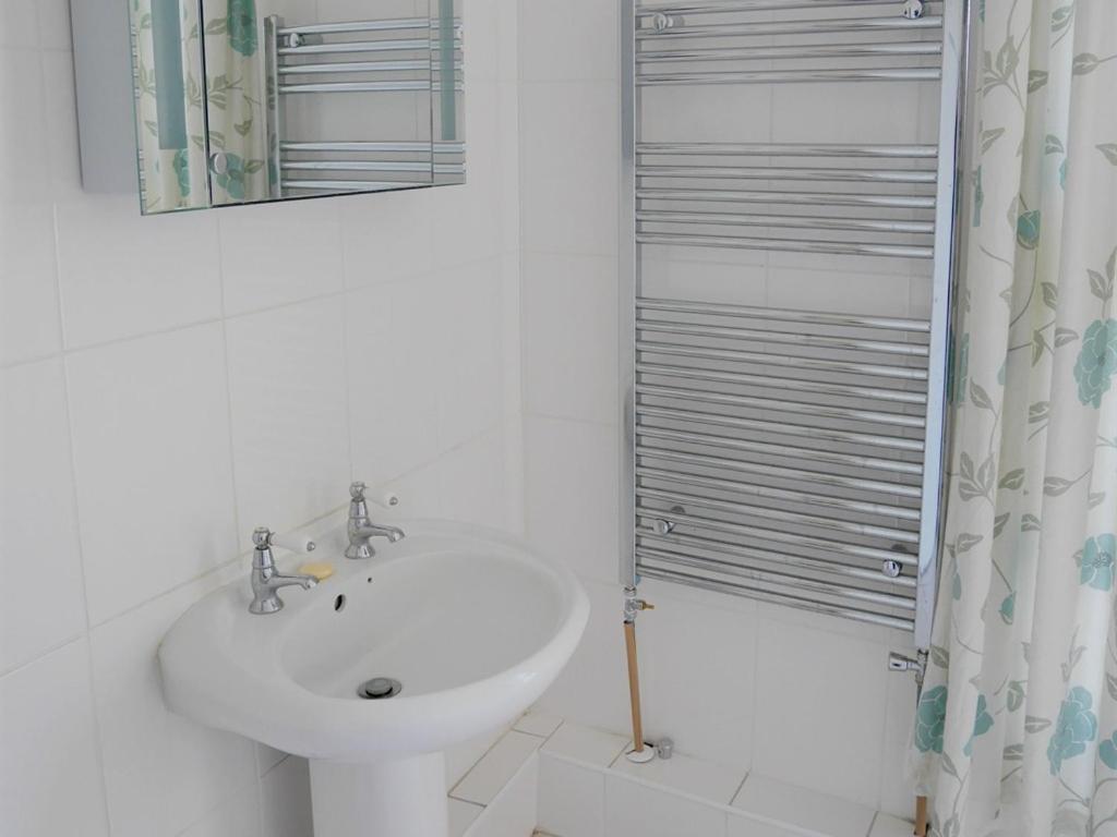 Отель The White Hart Whitchurch  Экстерьер фото