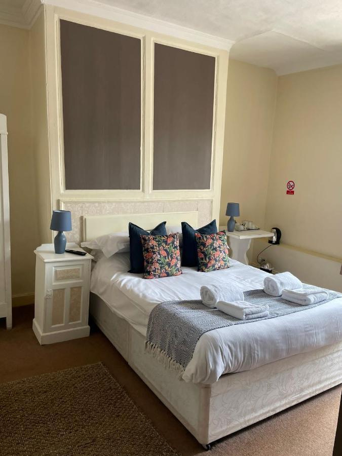 Отель The White Hart Whitchurch  Экстерьер фото