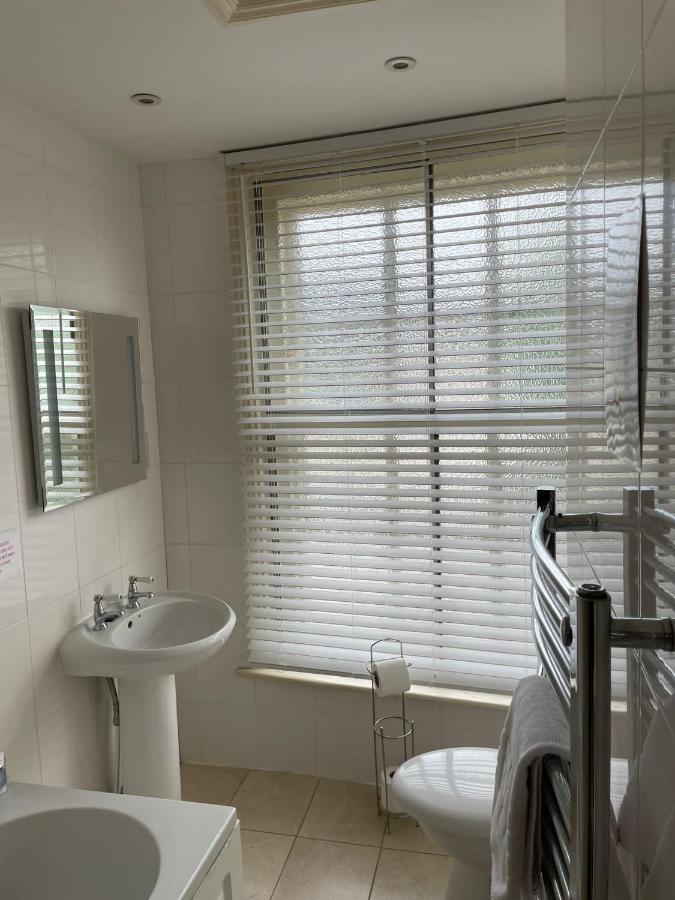 Отель The White Hart Whitchurch  Экстерьер фото