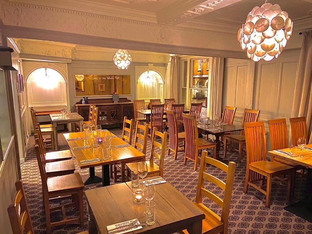 Отель The White Hart Whitchurch  Экстерьер фото