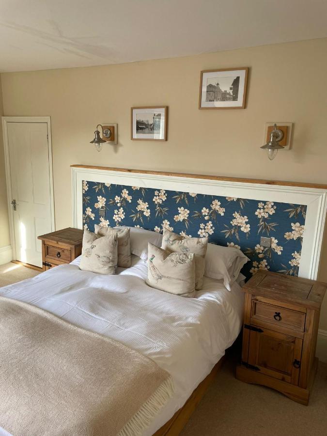 Отель The White Hart Whitchurch  Экстерьер фото