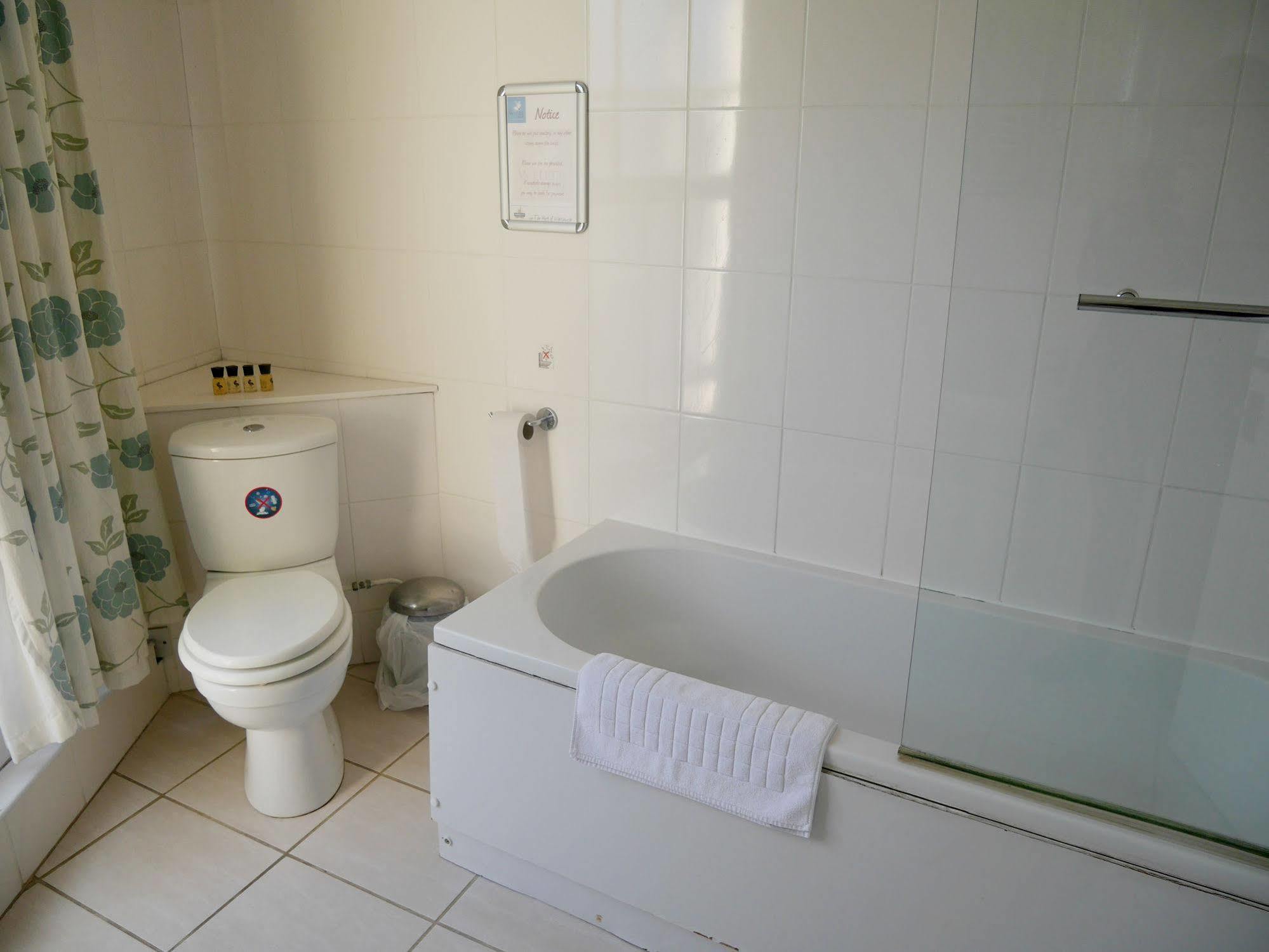 Отель The White Hart Whitchurch  Экстерьер фото